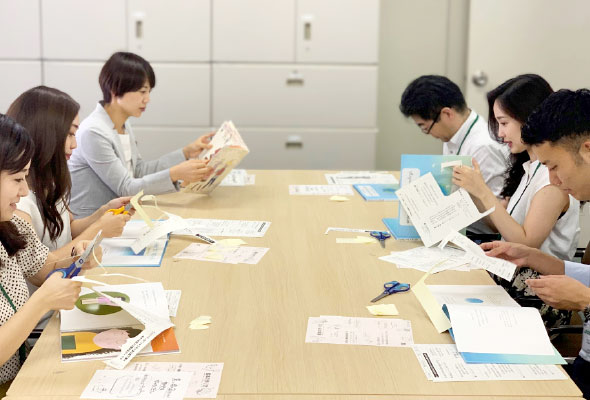 写真:アジアに現地母国語の絵本を送る活動