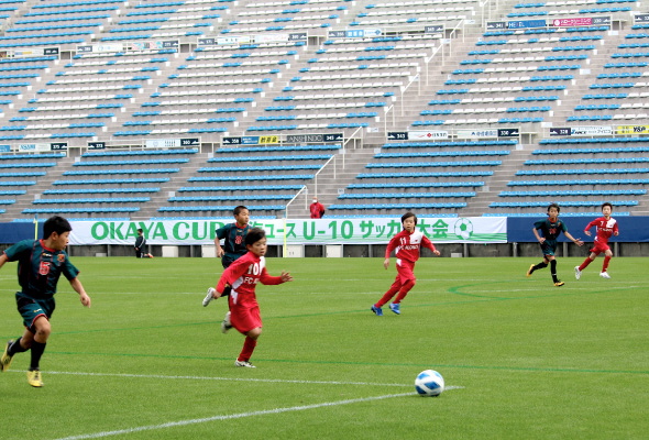 写真：小学生サッカー大会支援